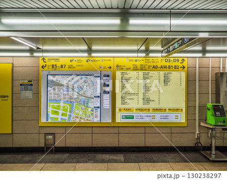 都心の地下連絡通路に掲示された出口案内・のりかえ案内 都心の地下連絡通路に掲示された出口案内・のりかえ案内 130238297
