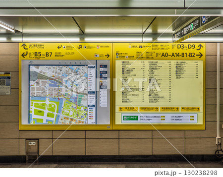 都心の地下連絡通路に掲示された出口案内・のりかえ案内 都心の地下連絡通路に掲示された出口案内・のりかえ案内 130238298