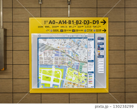 都心の地下連絡通路に掲示された出口案内・のりかえ案内 130238299