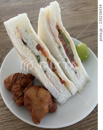朝食のミックスサンドイッチと唐揚げのプレート 朝食のミックスサンドイッチと唐揚げのプレート 130238434