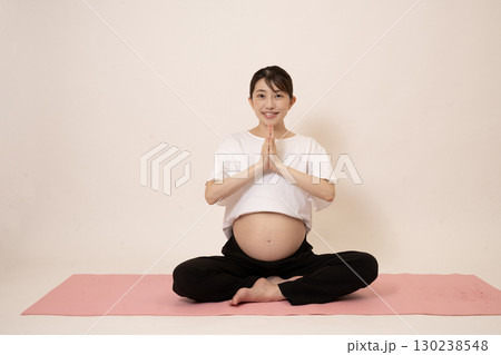 マタニティヨガをする女性 130238548