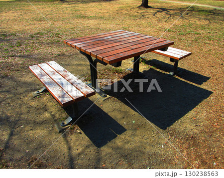 都立舎人公園(東京都足立区)の園内のベンチとテーブルの風景 都立舎人公園(東京都足立区)の園内のベンチとテーブルの風景 130238563