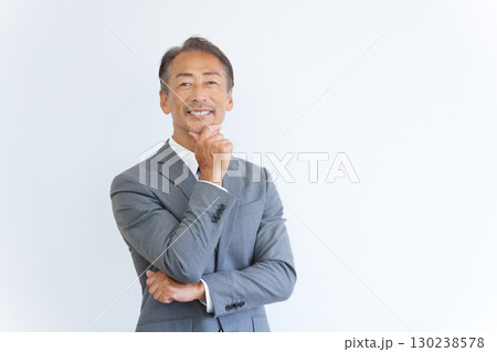考えるシニアビジネスマン 考えるシニアビジネスマン 130238578