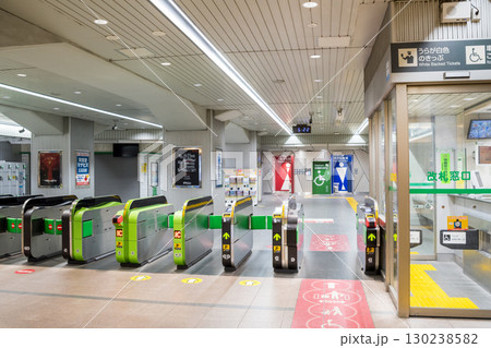 【五反田駅】早朝の五反田駅の改札口 130238582