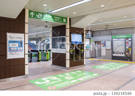 【五反田駅】早朝の五反田駅の改札口 【五反田駅】早朝の五反田駅の改札口 130238586