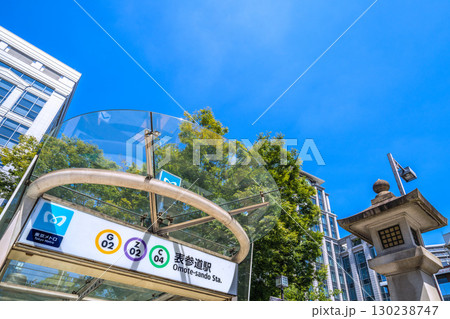 日本の東京都市景観 東京・表参道。東京メトロ 表参道駅などを望む 日本の東京都市景観 東京・表参道。東京メトロ 表参道駅などを望む 130238747