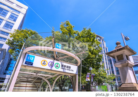 日本の東京都市景観 東京・表参道。東京メトロ 表参道駅などを望む 日本の東京都市景観 東京・表参道。東京メトロ 表参道駅などを望む 130238764