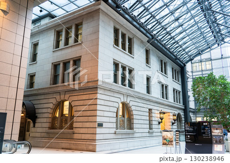 静嘉堂文庫美術館（明治生命館）展示ギャラリー　三菱財閥の所蔵品を展示 130238946