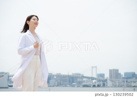 白衣を着た女性 130239502