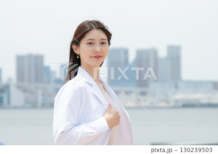 白衣を着た女性 白衣を着た女性 130239503