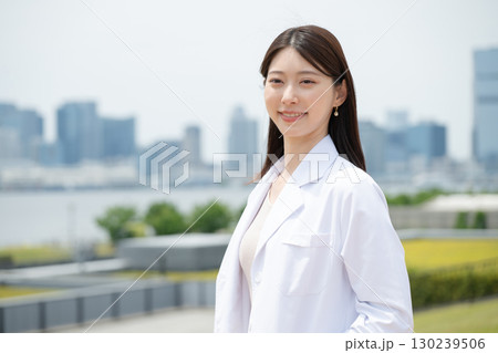 白衣を着た女性 白衣を着た女性 130239506