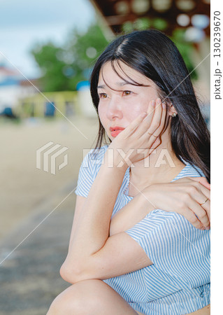 夏の百道浜と若い女性 夏の百道浜と若い女性 130239670