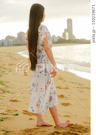 夏の百道浜を歩く若い女性 夏の百道浜を歩く若い女性 130239671