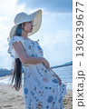 夏の百道浜を歩く若い女性 130239677