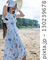 夏の百道浜を歩く若い女性 130239678