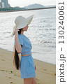 夏の百道浜を歩く若い女性 130240061