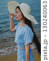夏の百道浜を歩く若い女性 130240063