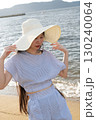 夏の百道浜を歩く若い女性 130240064