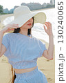 夏の百道浜を歩く若い女性 130240065