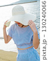 夏の百道浜を歩く若い女性 130240066