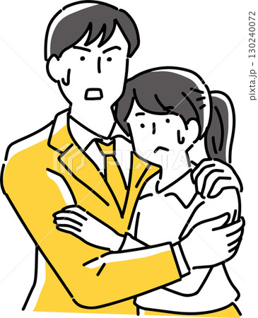 怖がり抱きしめ合うカップル 130240072