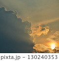 直後に豪雨をもたらした夕焼け 130240353