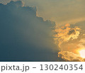 直後に豪雨をもたらした夕焼け 130240354