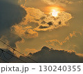 直後に豪雨をもたらした夕焼け 130240355