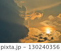 直後に豪雨をもたらした夕焼け 130240356