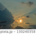 直後に豪雨をもたらした夕焼け 130240358