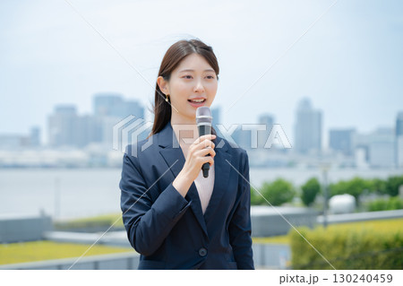 マイクを持った女性 130240459