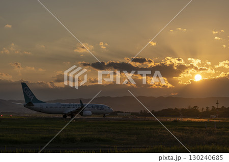 夕暮れの仙台空港 離陸中の飛行機 宮城県名取市 夕暮れの仙台空港 離陸中の飛行機 宮城県名取市 130240685