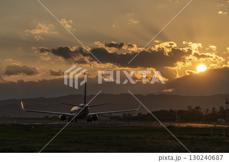 夕暮れの仙台空港 離陸中の飛行機 宮城県名取市 夕暮れの仙台空港 離陸中の飛行機 宮城県名取市 130240687