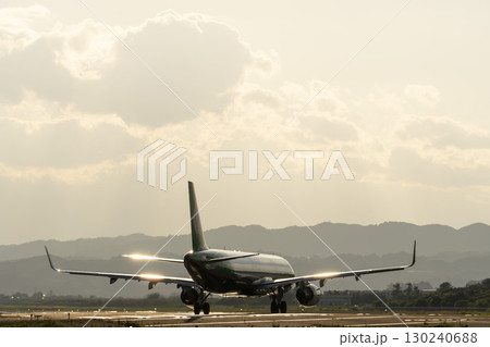 夕暮れの仙台空港 離陸中の飛行機 宮城県名取市 夕暮れの仙台空港 離陸中の飛行機 宮城県名取市 130240688