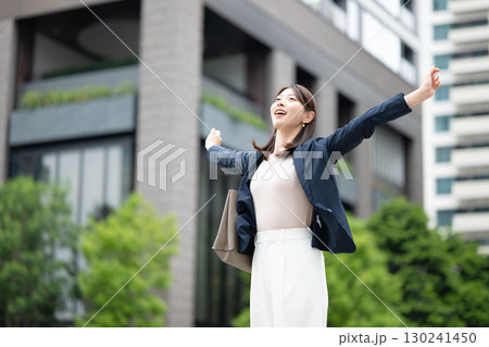 リラックスするビジネスウーマン 130241450