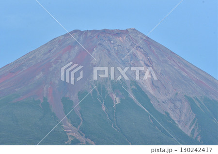 夏の富士山の山頂風景 130242417