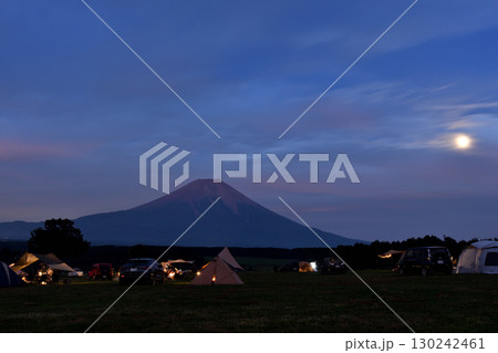 富士山裾野から昇る満月を望むキャンプ 130242461
