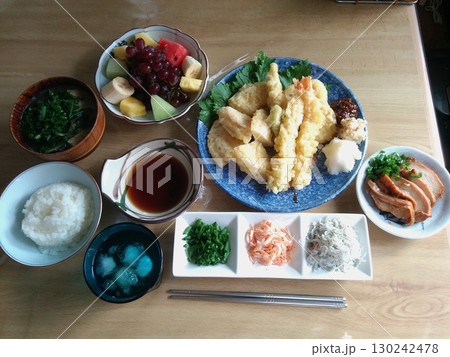 A tenpura set 夏の和食懐石セット - てんぷらの盛り合わせ(小鉢料理，デザート付き) 130242478