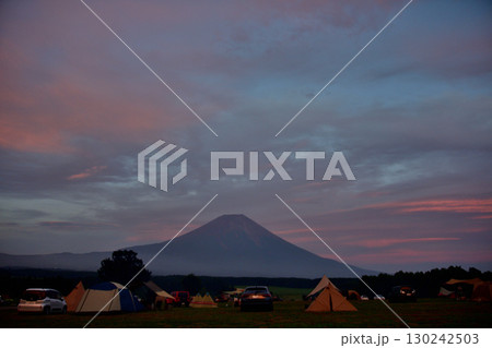 夕焼け富士山を望みながらオートキャンプ 夕焼け富士山を望みながらオートキャンプ 130242503