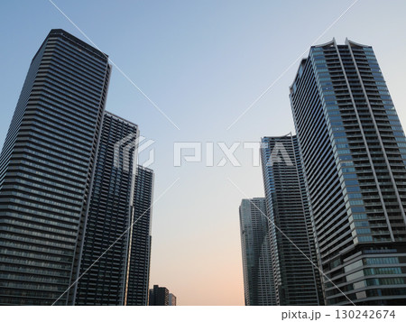 夕日に染まる高層マンション群|勝どき 夕日に染まる高層マンション群|勝どき 130242674