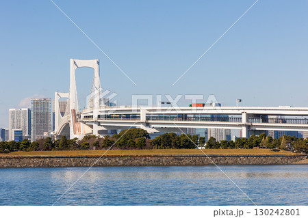 お台場海浜公園から見たレインボーブリッジ お台場海浜公園から見たレインボーブリッジ 130242801