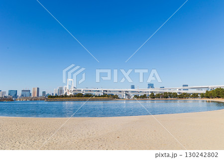 お台場海浜公園から見たレインボーブリッジ お台場海浜公園から見たレインボーブリッジ 130242802