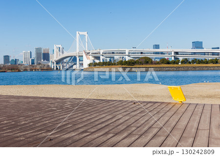 お台場海浜公園から見たレインボーブリッジ お台場海浜公園から見たレインボーブリッジ 130242809