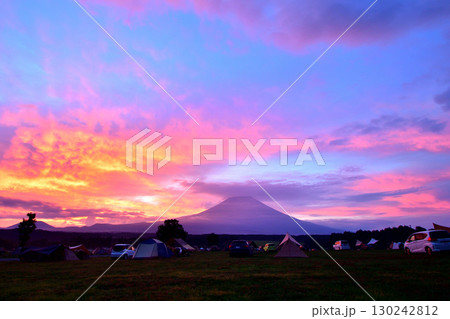 富士山を望むキャンプ場で迎える夜明け 130242812