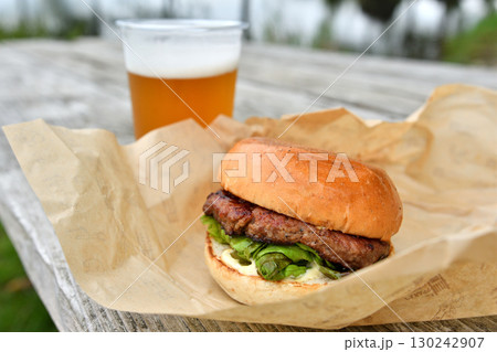 美味しそうなハンバーガーとビール 美味しそうなハンバーガーとビール 130242907