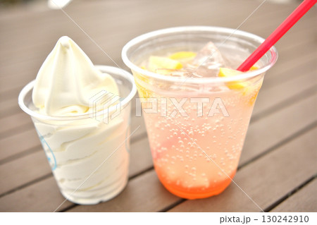 ソフトクリームとピンクグレフルソーダ 130242910