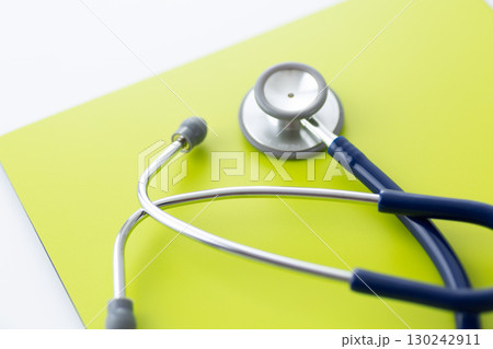 青い聴診器とバインダー 130242911