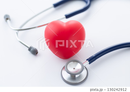 聴診器とハートの模型 130242912