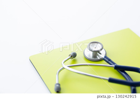 青い聴診器とバインダー 130242915