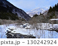 雪の残る山と川 130242924